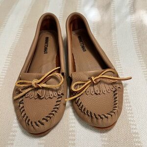 Minnetonka Women's Brown Moccasins with Bow Detail
